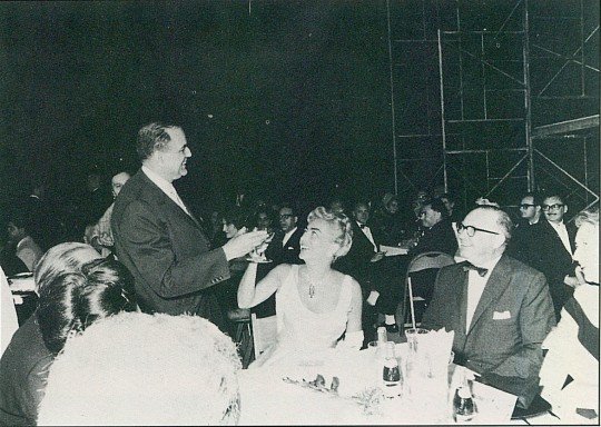 VV INAUGURACION FOTO 4 DIEGO CISNEROS JOAN CRAWFORD PAGINA 180